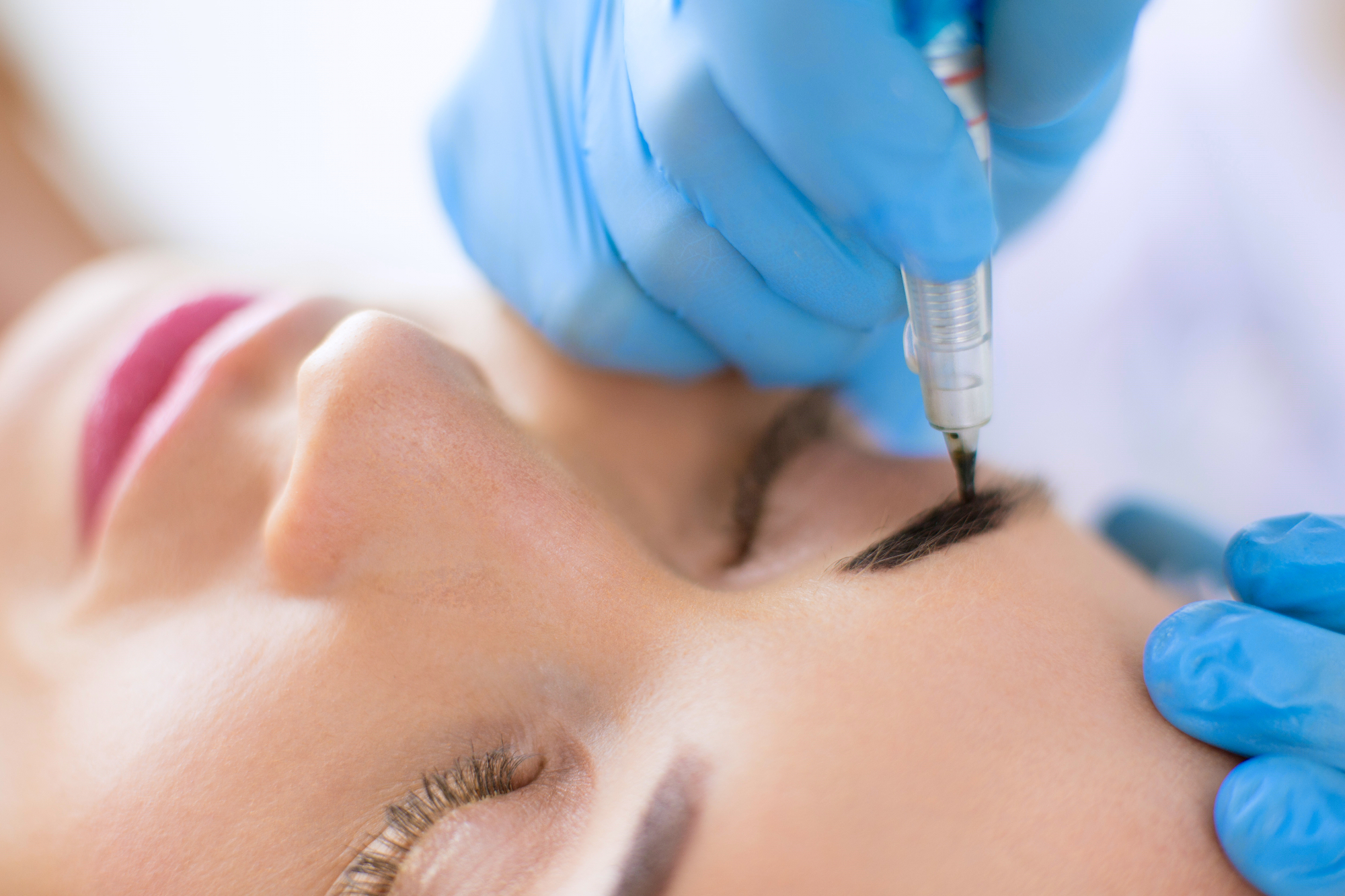 Barve za obrvi niso samo za ženske